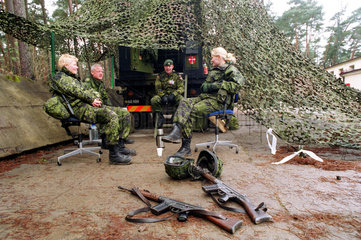 Daenische Soldaten bei einer Militaeruebung