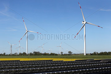 Klanxbuell  Deutschland  ein Windpark hinter einem Solarpark in Klanxbuell