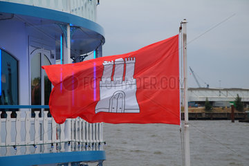 Hamburg  Deutschland  Flagge der Hansestadt Hamburg an den St. Pauli Landungsbruecken