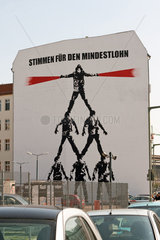 Berlin  Deutschland  Stimmen fuer den Mindestlohn an einer Fassade