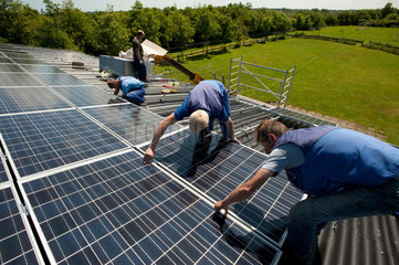Fehmarn  Deutschland  auf einem Dach werden Solaranlagen montiert