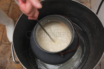 Molfsee  Deutschland  der Rahm zur Butterherstellung im warmen Wasserbad