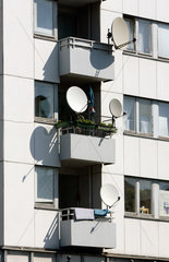 Berlin  Balkone an einem Neubaublock
