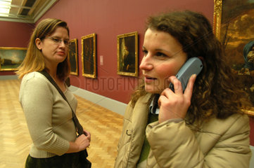 Frau mit Handy in Museum  Berlin