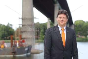 Rade  Deutschland  Verkehrsminister Reinhard Meyer (SPD) begutachtet die Rader Hochbruecke