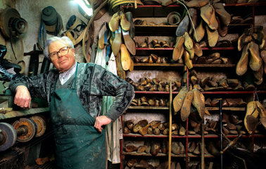 Mittweida  Deutschland  der Schuhmacher Anton Kieslich in seiner Werkstatt