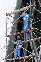 Dubai  Vereinigte Arabische Emirate  Bauarbeiter stehen auf einem Baugeruest