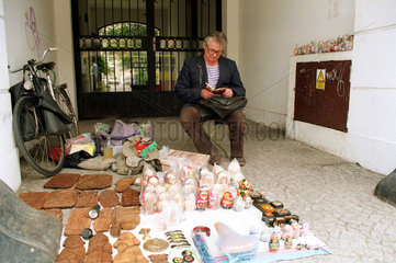 Mann verkauft kunsthandwerkliche Produkte  Warschau