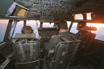 Soldaten im Cockpit einer Transall der Bundeswehr