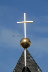 Flensburg  Deutschland  ein Kirchenkreuz glaenzt in der Sonne