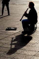 Silhouette eines Strassenmusikers  Berlin