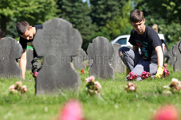 Flensburg  Deutschland  Aktion -Arbeit fuer den Frieden- auf einem Soldatenfriedhof