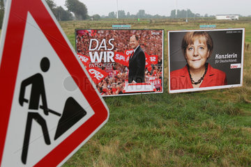 Vioel  Deutschland  Grossplakate der Spitzenkandidaten von CDU und SPD und Baustellenschild