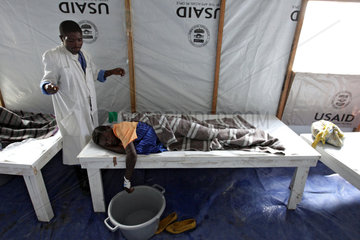 Goma  Demokratische Republik Kongo  Pfleger betreut eine Cholerapatientin
