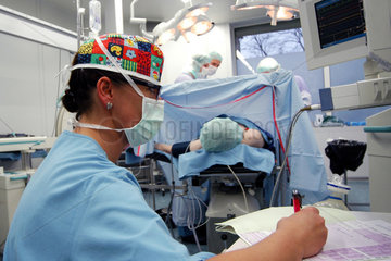 Anaesthesistin bei Kreislaufueberwachung eines Patienten