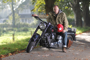 Handewitt  Deutschland  ein Mann sitzt auf seinem Motorrad  einer Harley-Davidson