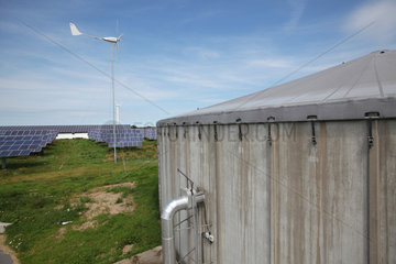 Nordhackstedt  Deutschland  Biogasanlage und eine Easywind Winkdkraftanlage im Solarpark
