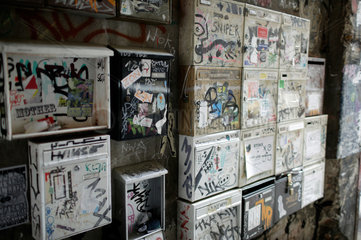 Berlin  Deutschland  Briefkaesten mit Graffiti und Aufklebern am Haus Schwarzenberg