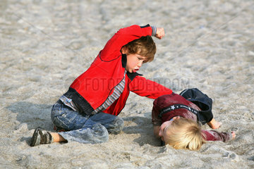 Warnemuende  Kinder schlagen sich im Sand