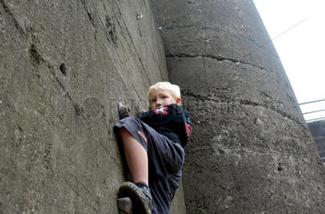 Kind klettert im Landschaftspark Duisburg-Nord