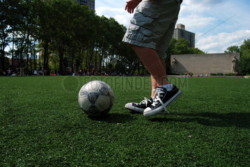 New York City  USA  ein Junge spielt Fussball im Cadman Plaza Park