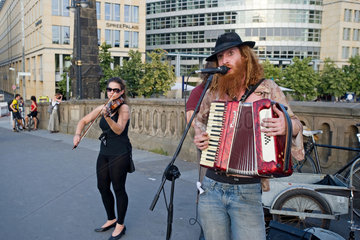 Berlin  Deutschland  Strassenmusiker spielen auf der Friedrichsbruecke