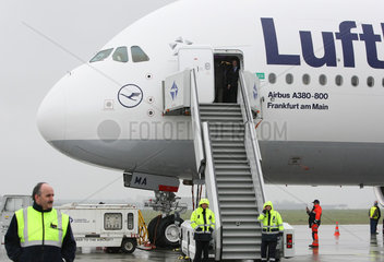 Leipzig  Deutschland  der neue Airbus A 380-800 auf dem Flughafen Leipzig/Halle