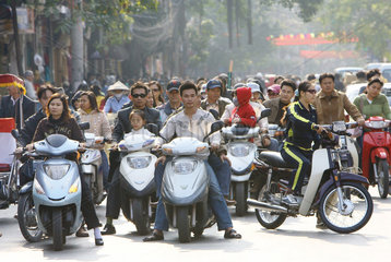 Ueberfuellter Strassenverkehr in Hanoi