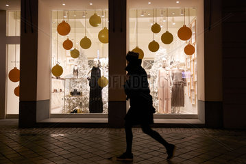 Bruessel  Region Bruessel-Hauptstadt  Belgien - Erleuchtete Schaufenster einer Damenboutique am Abend.