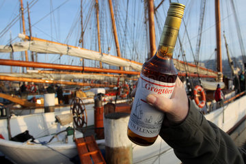 Flensburg  Deutschland  Grogtoernflasche vor Booten