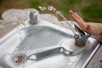 Sevilla  Kinderhand am Wasserspender
