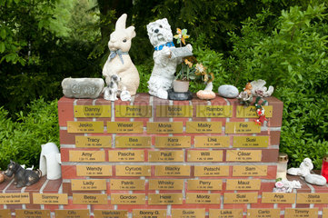Kiel  Deutschland  Gemeinschaftsgrabstaetten mit Gedenkstein auf dem Tierfriedhof Kiel