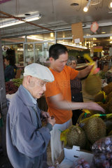San Francisco  USA  ein aelterer Mann kauft Obst