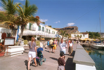 Puerto de Mogan  Gran Canaria  Spanien  Spaziergang am Hafen