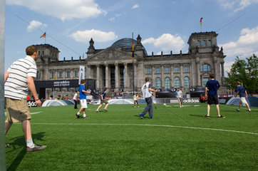 FIFA WM 2006 - Fussballwelt vorm Reichstag