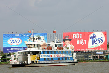 Vietnam  Werbeplakate am Hafen