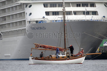 Flensburg  Deutschland  das als Privatresidenz ausgestaltete Seeschiff The World im Flensburger Hafen