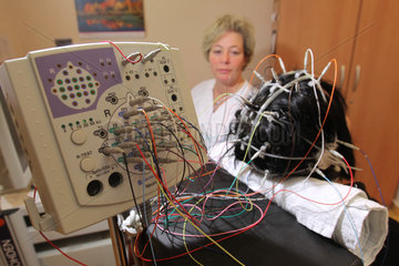Flensburg  Deutschland  bei einer Patientin wird ein EEG geschrieben