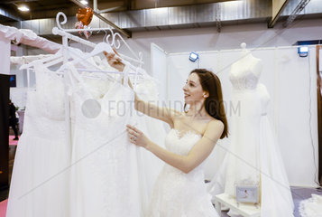 Frau im Brautkleid  Hochzeitsmesse  Essen  Nordrhein-Westfalen  Deutschland  Europa