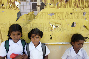 Kurinchamunai  Sri Lanka  Schuelerinnen vor einer zerstoerten Schule