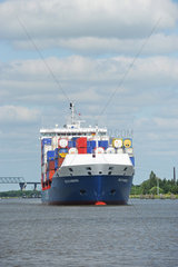 Brunsbuettel  Deutschland  das Containerschiff Delta Hamburg im Nord-Ostsee-Kanal