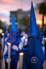 Sevilla  Spanien  Glaeubige mit Kerzen bei einer Prozession am Palmsonntag