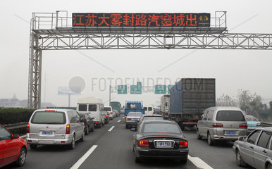 Shanghai  Stau auf der Autobahn Richtung Suzhou