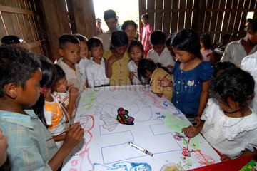 Phum Chikha  Kambodscha  kambodschanisch  Schulkinder malen ein Bild fuer die deutsche Partnerschule