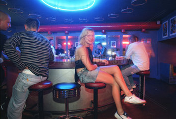 Maedchen an der Bar im Klub -Lodz Kaliska- in Lodz  Polen