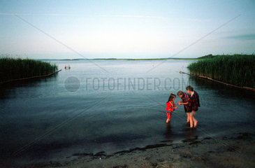 Kinder einem See in den Masuren  Polen