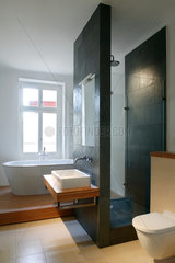 Berlin  Deutschland  modern saniertes Badezimmer in einer Altbauwohnung