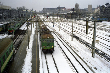 Polnischer Regionalzug in Fahrt im Winter  Posen  Polen
