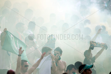 Sevilla  Spanien  Fans zuenden eine Rauchgranate