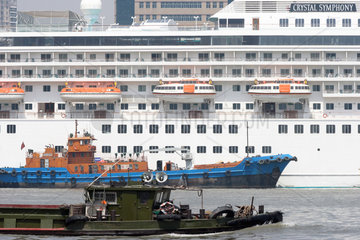 Shanghai  Frachtschiff faehrt auf dem Huangpu